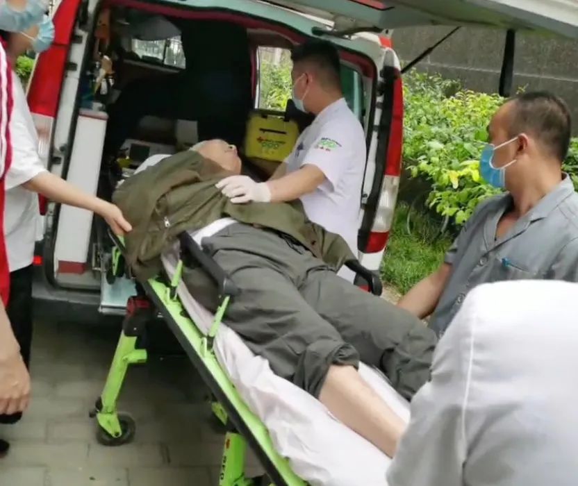 驚險！外賣放門口一天沒人拿？警察開鎖破門后……(圖6)